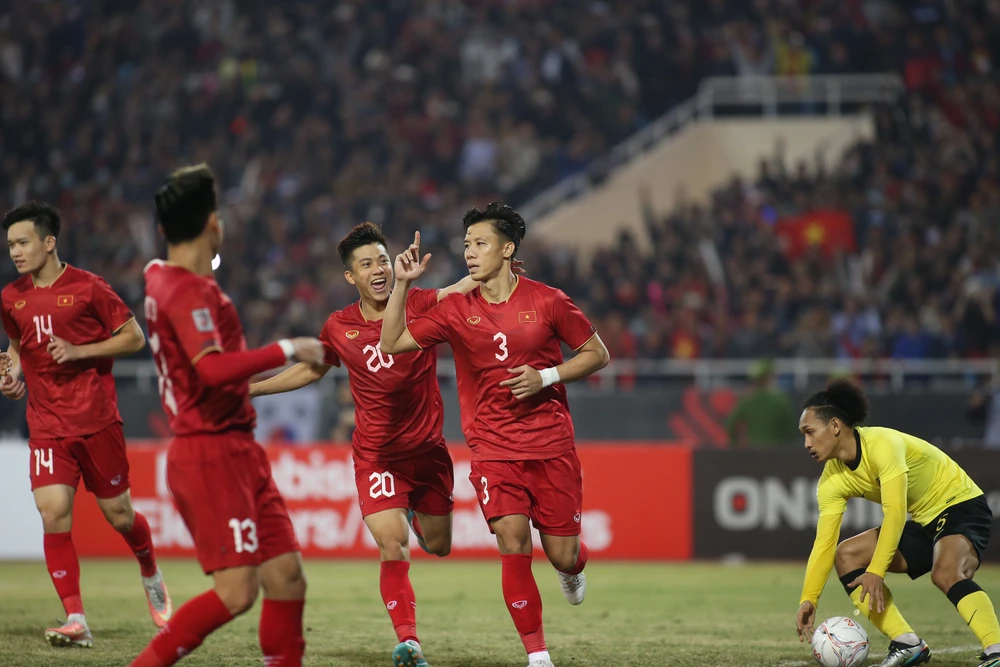 Việt Nam thắng đậm Malaysia lên ngôi đầu bảng AFF Cup ảnh 63