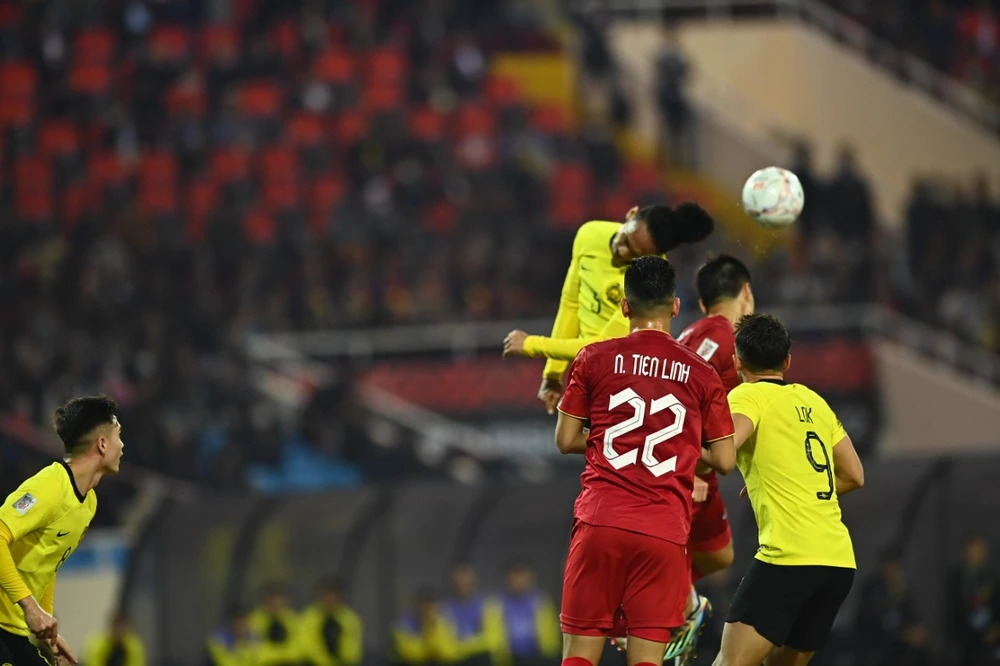 Malaysia gây sức ép dữ dội về phía khung thành Việt Nam ở những phút cuối hiệp 1. ẢNH: ANH THỎA