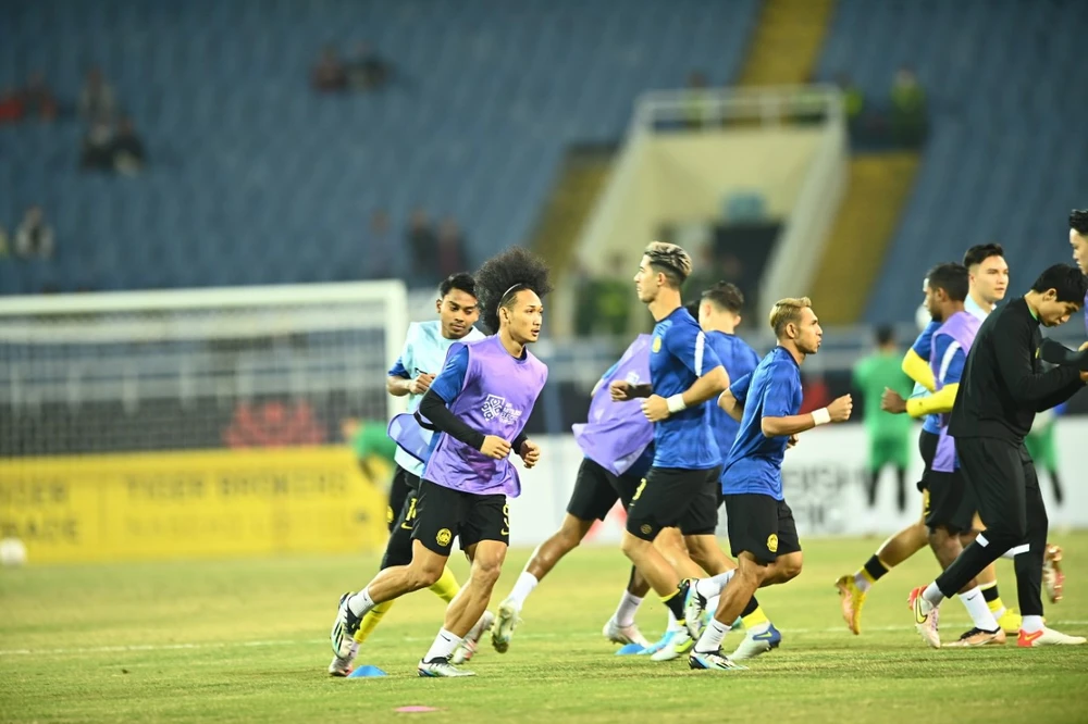 Các cầu thủ Malaysia khởi động. ẢNH: HẢI THỊNH