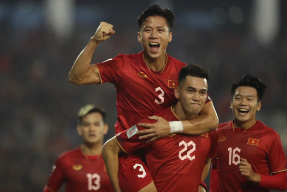 Việt Nam thắng đậm Malaysia lên ngôi đầu bảng AFF Cup ảnh 54
