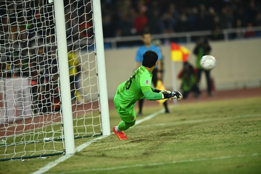 Các cầu thủ Malaysia sử dụng chiêu trò nhưng Ngọc Hải vẫn bình tĩnh sút thắng 11m. ẢNH: ANH THỎA