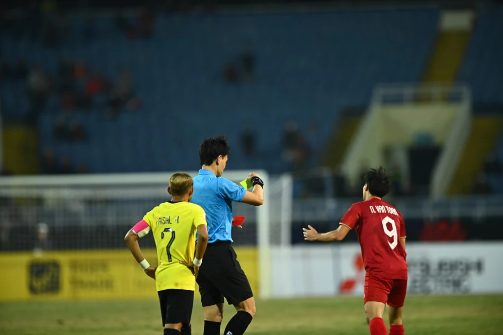 Văn Toàn bị trọng tài rút thẻ vàng thứ hai, tương đương với chiếc thẻ đỏ đuổi khỏi sân. ẢNH: HẢI THỊNH
