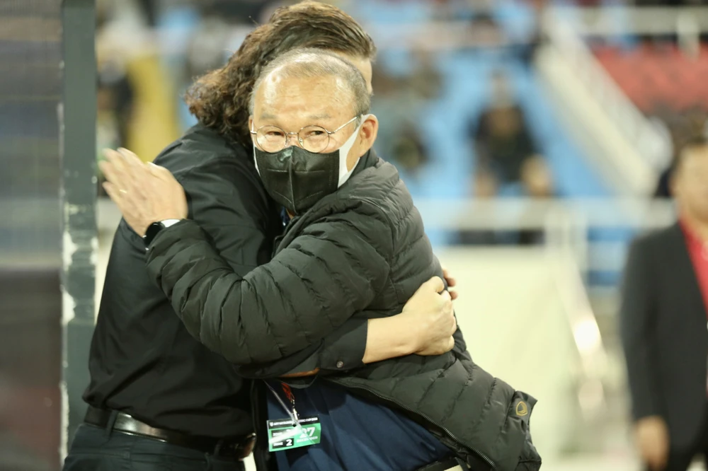 HLV Park Hang-seo và HLV Kim Pan-gon bắt tay và ôm nhau trước trận đấu. ẢNH: HẢI THỊNH