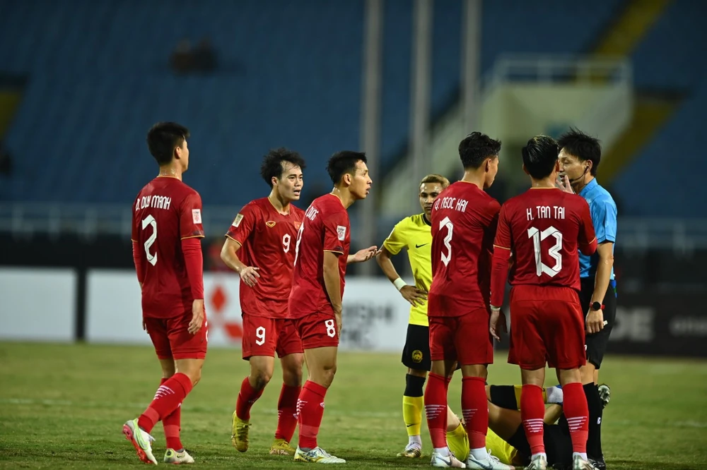 Văn Toàn ham bóng phạm lỗi dẫn đến chiếc thẻ vàng thứ hai. ẢNH: HẢI THỊNH