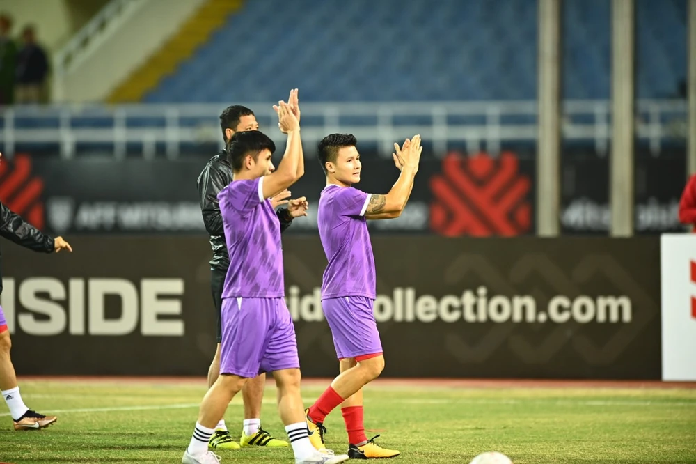 Quang Hải và Hồng Duy dự bị ở trận này. ẢNH: HẢI THỊNH