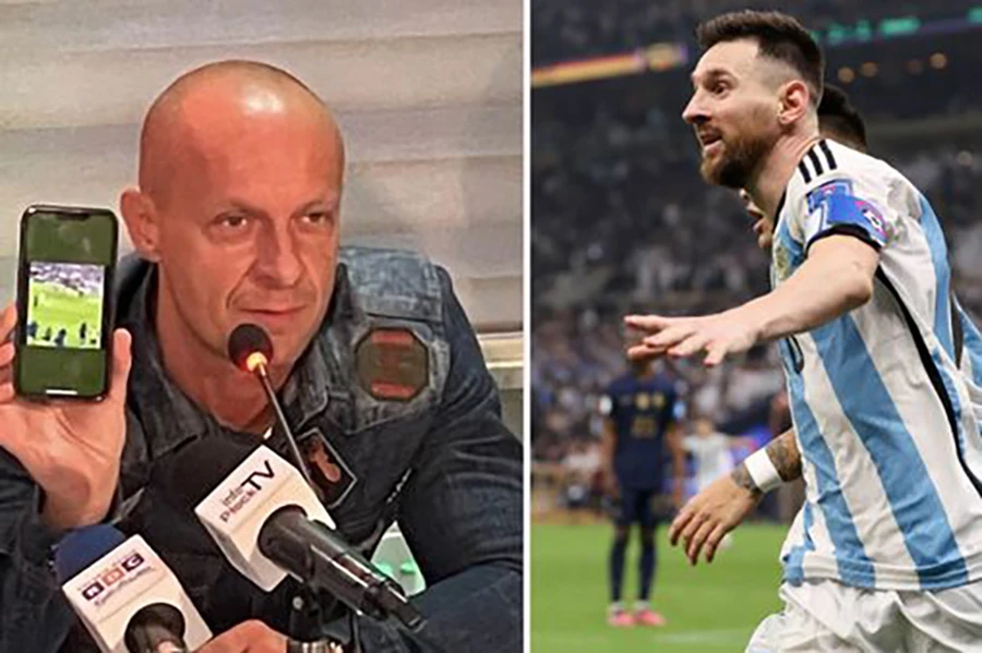 Szymon Marciniak giơ hình ảnh chứng minh Pháp cũng phạm lỗi tương tự như bàn thắng của Messi. ẢNH: MIRROR
