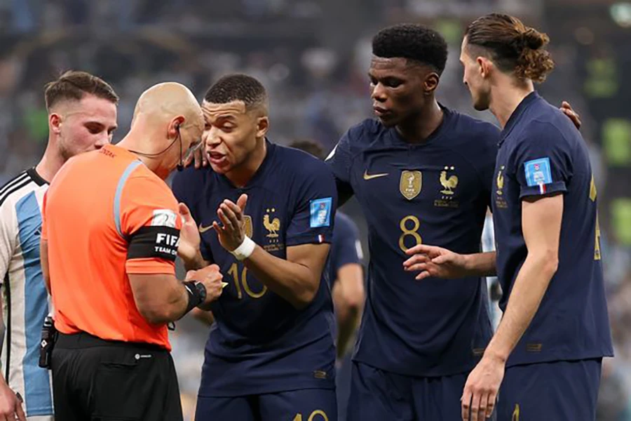 Mbappe và các cầu thủ Pháp phàn nàn về một tình huống xử lý của trọng tài Szymon Marciniak trong trận chung kết World Cup 2022. ẢNH: GETTY