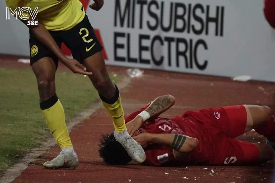 Pha bóng Bin Azmi đạp người vào mặt Văn Hậu trả đũa dẫn đến thẻ đỏ. ẢNH: MCV