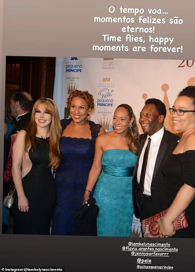 Kely Nascimento đăng ảnh những khoảnh khắc của gia đình Pele lên Instagram.