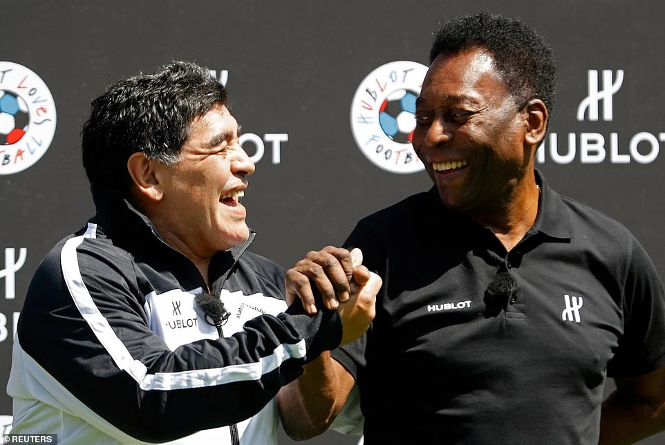 Cầu thủ duy nhất được nhiều người coi là ngang hàng với Pele là Diego Maradona. Đây là ảnh hai người nắm tay nhau ở Euro 2016. ẢNH: REUTERS