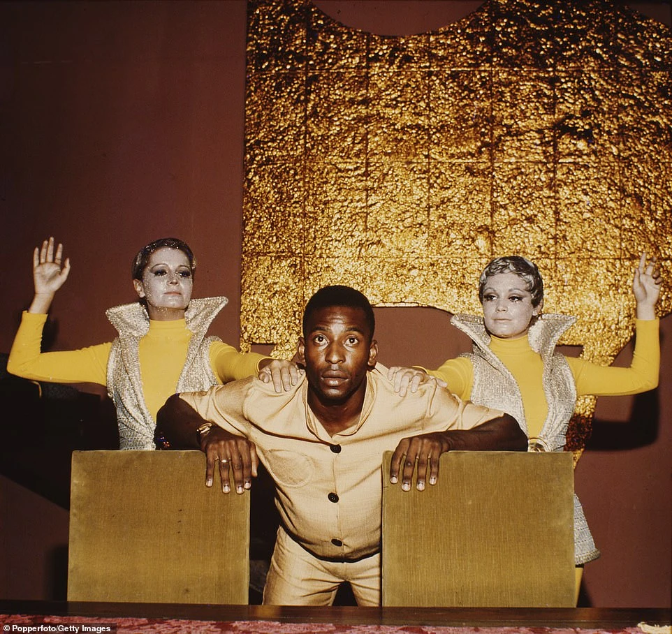 Trong loạt phim truyền hình khoa học viễn tưởng Os Estranhos (The Strangers), Pele được "hộ tống" bởi hai 'người ngoài hành tinh' ăn mặc theo phong cách tương lai. ẢNH: GETTY