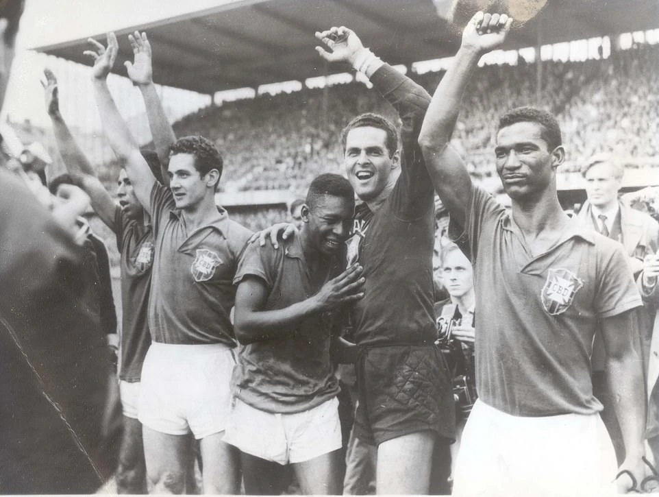 Pele khóc trên vai thủ môn Gilmar dos Santos Neves sau khi ghi 2 bàn trong trận chung kết World Cup 1958 giúp Brazil vô địch.