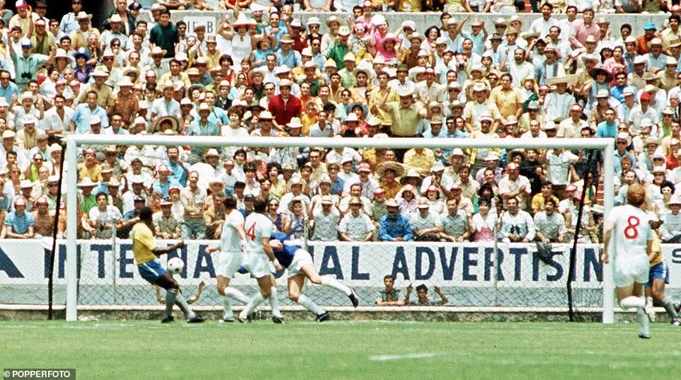 Tại World Cup 1970 ở Mexico, Pele chứng kiến thủ môn đội tuyển Anh Gordon Banks thực hiện pha cản phá được mô tả là pha cứu thua xuất sắc nhất mọi thời đại. Cú đánh đầu hiểm hóc của Pele bằng cách nào đó đã bị Banks cản phá thành công. ẢNH: POPPERFOTO