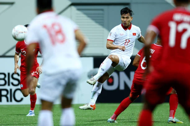 Văn Thanh có cơ hội dứt điểm nhưng không thắng được thủ môn Sunny. ẢNH: GETTY