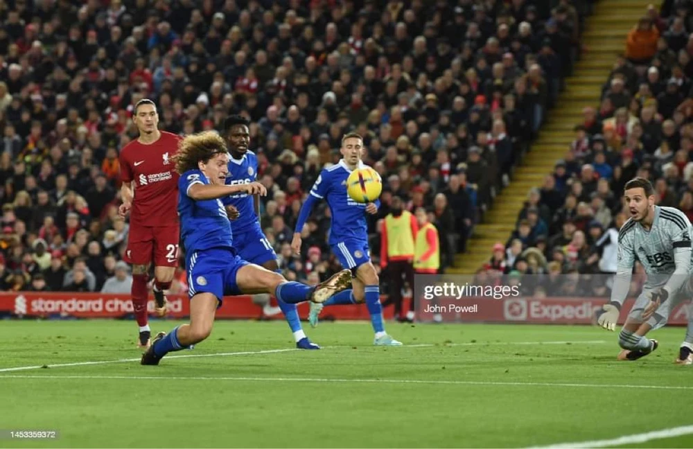 Wout Faes liên tiếp có 2 pha phản lưới nhà giúp Liverpool lội ngược dòng thành công. Ảnh: Getty
