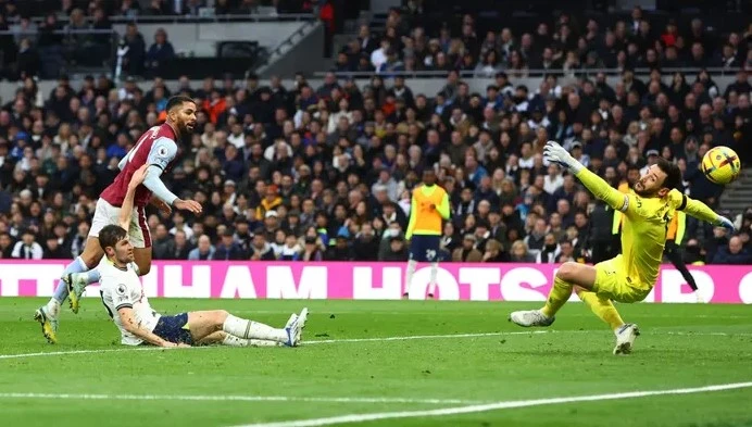 Tottenham thua sốc Aston Villa ngay trận đấu mở màn ngày đầu năm 2023. Ảnh: Getty