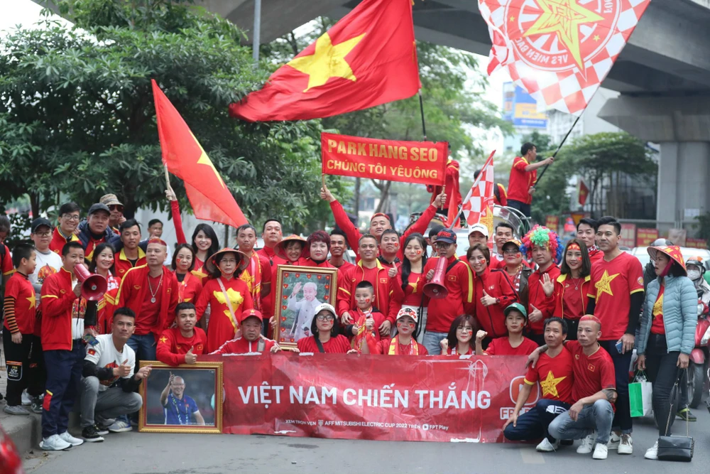 Các CĐV Việt Nam trên đường đến sân Mỹ Đình cổ vũ cho đội nhà. ẢNH: HẢI THỊNH