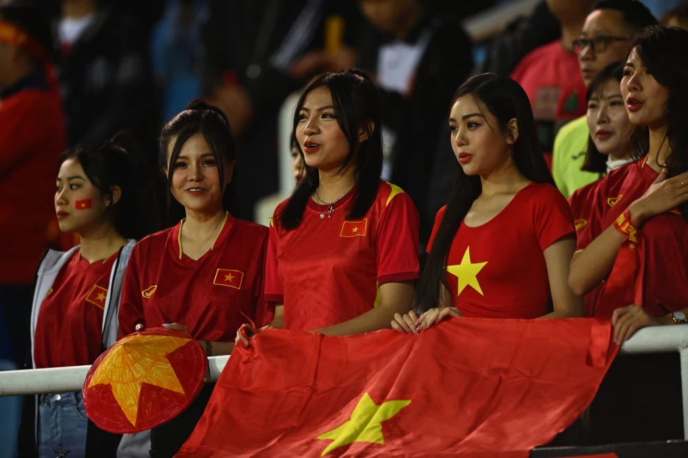 Các CĐV trên khán đài sân Mỹ Đình. ẢNH: HẢI THỊNH