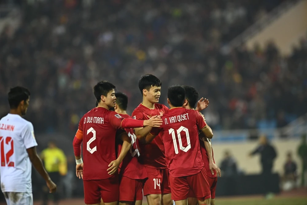 Châu Ngọc Quang tung cú sút xa ghi bàn cho Việt Nam. ẢNH: HẢI THỊNH