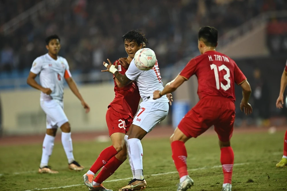 Myanmar gây khó cho Việt Nam trong những phút đầu tiên của trận đấu. ẢNH: HẢI THỊNH