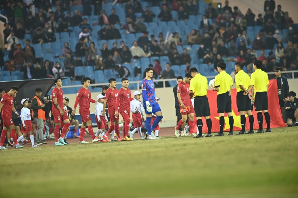 Hai đội ra sân làm thủ tục trước trận đấu. ẢNH: HẢI THỊNH