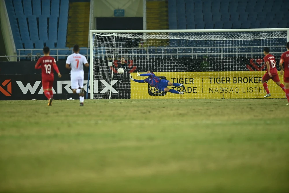 Văn Lâm cứu thua cho tuyển Việt Nam. ẢNH: HẢI THỊNH