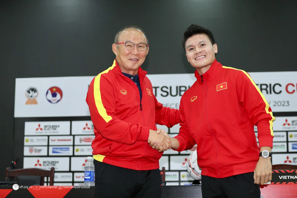 HLV Park Hang-seo và tiền vệ Quang Hải trong buổi họp báo trước trận đấu. ẢNH: VFF