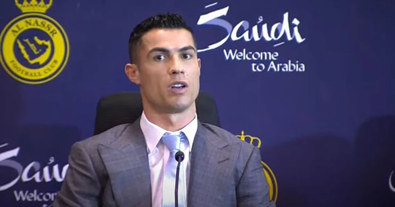 Ronaldo phát biểu sau khi ký hợp đồng với Al-Nassr. ẢNH: MIRROR