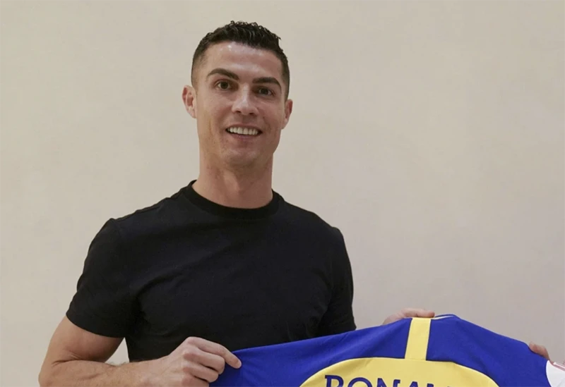 Ronaldo ra mắt màu áo Al-Nassr với bản hợp đồng 2,5 năm. ẢNH: ALAMY Ronaldo ra mắt màu áo Al-Nassr với bản hợp đồng 2,5 năm. ẢNH: ALAMY