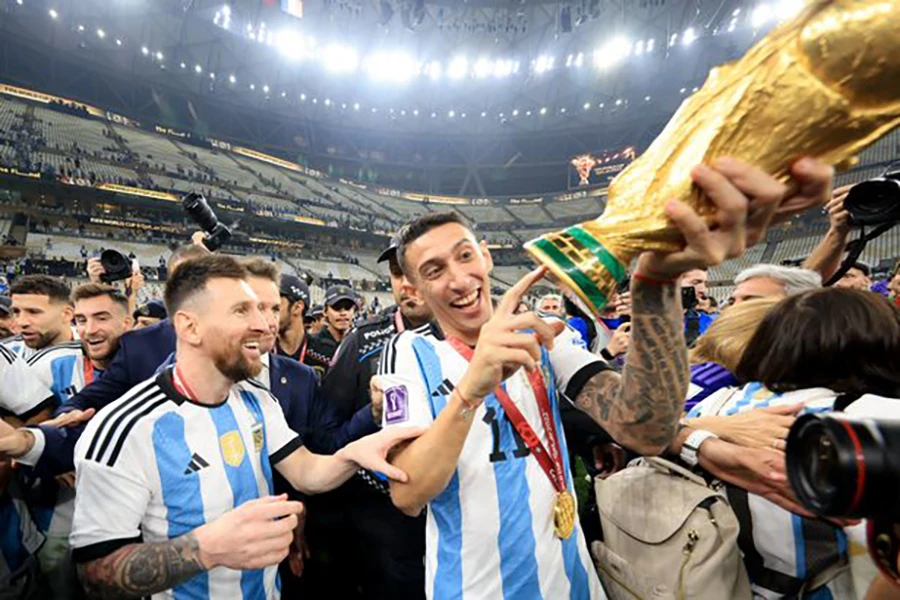 Di Maria dường như phát hiện ra chiếc cúp vô địch giả và chỉ cho Messi thấy. ẢNH: GETTY