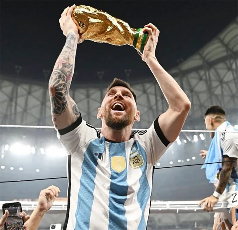 Messi đăng chùm nhiều ảnh nâng cao chiếc cúp World Cup 2022 lên Instagram cá nhân và nhận được nhiều lượt like nhất lịch sử. Đây là hình ảnh được cho là Messi nâng cúp World Cup giả. ẢNH: INSTAGRAM MESSI