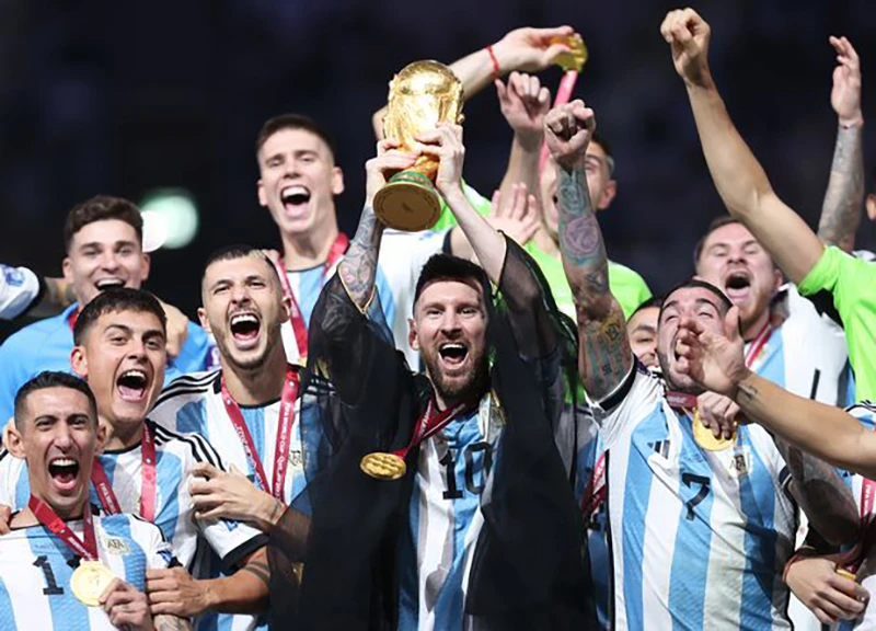 Messi nâng cúp vô địch World Cup 2022, đây là chiếc cúp thật. ẢNH: GETTY