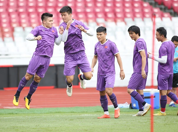 Các cầu thủ Việt Nam tập luyện trên sân Bung Karno vào hôm qua (5-1). ẢNH: ANH THỎA