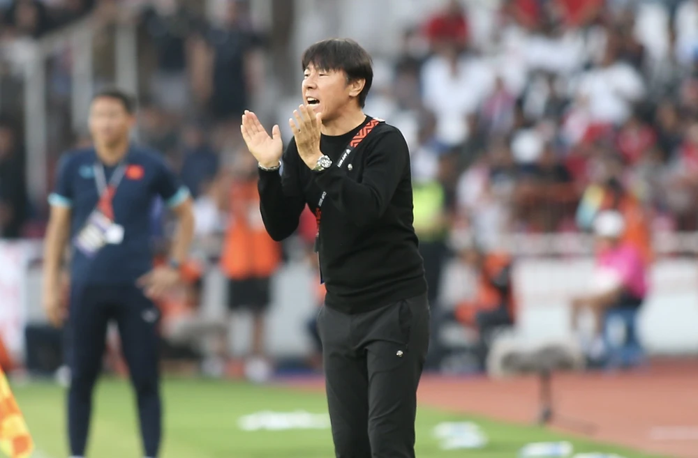 HLV Shin Tae-yong chỉ đạo các học trò trong trận bán kết lượt đi AFF Cup 2022 hòa Việt Nam. ẢNH: ANH THỎA