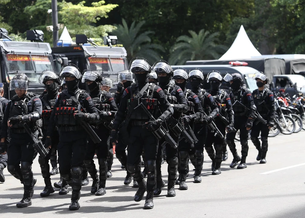 Lực lượng an ninh của Indonesia xuất hiện dày đặc phía trong và ngoài sân Bung Karno. ẢNH: ANH THỎA