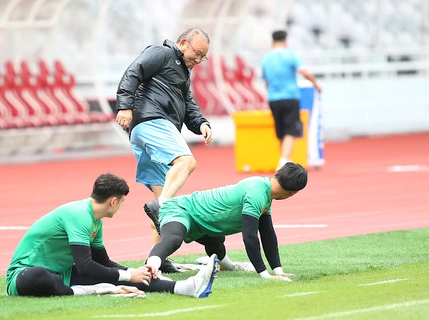 HLV Park Hang-seo vui vẻ đùa với học trò. ẢNH: ANH THỎA