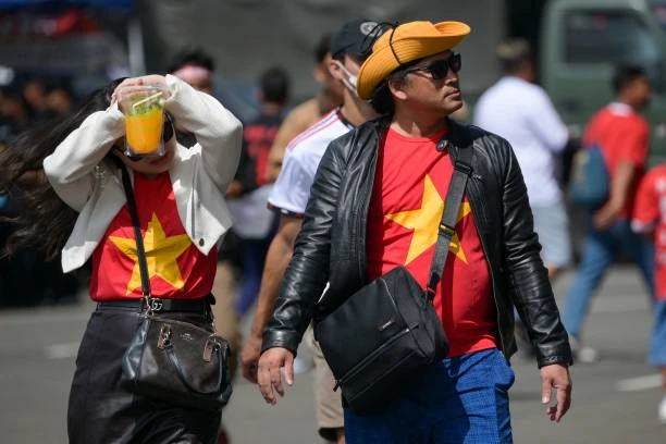 CĐV Việt Nam bên ngoài sân Bung Karno. ẢNH: GETTY