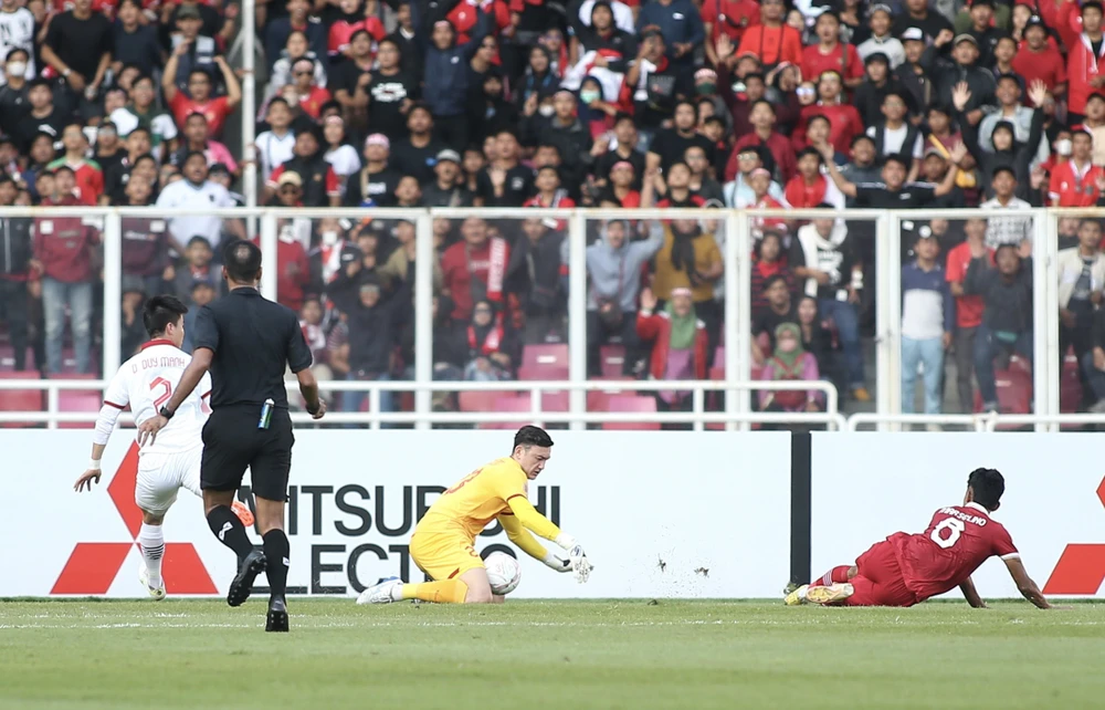 Văn Lâm phải làm việc vất vả trong nửa cuối hiệp 1. ẢNH: ANH THỎA