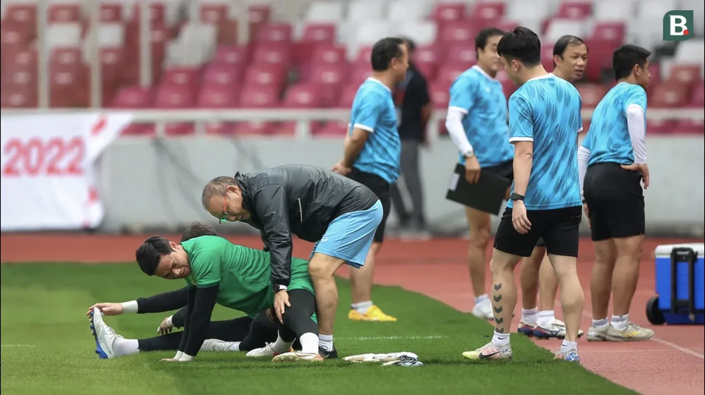 HLV Park Hang-seo hướng dẫn học trò tập luyện trong buổi tập trước trận gặp Indonesia. ẢNH: BOLA