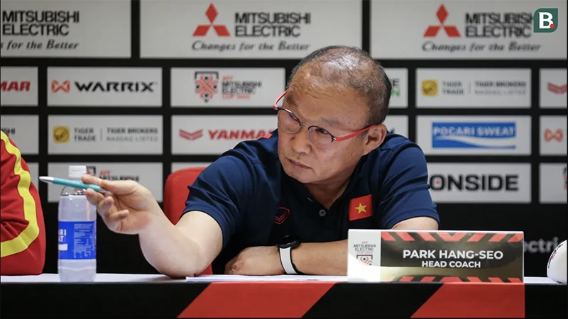 HLV Park Hang-seo chỉ tay vào 2 nhà báo được cho là gián điệp của tuyển Indonesia. ẢNH: BOLA