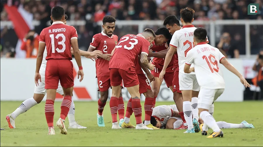 Các cầu thủ Indonesia vây lấy Văn Hậu trong trận bán kết lượt đi. ẢNH: BOLA