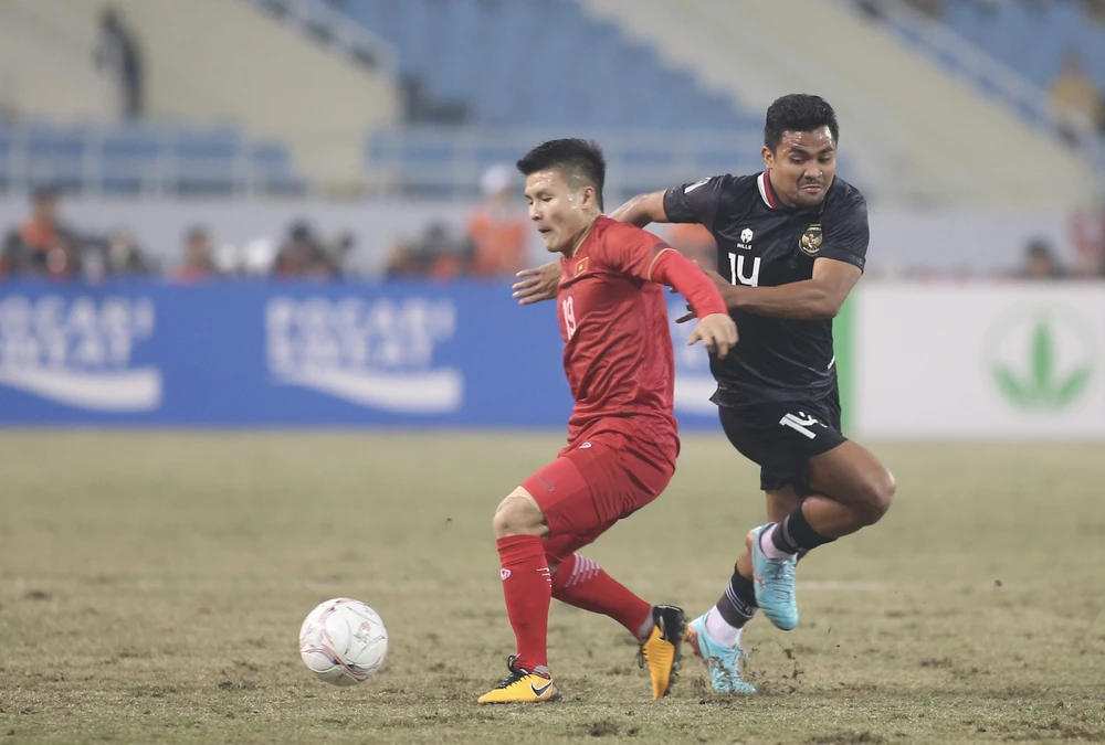 Quang Hải đi bóng trước dự đeo bám của Asnawi Bahar. ẢNH: HẢI THỊNH