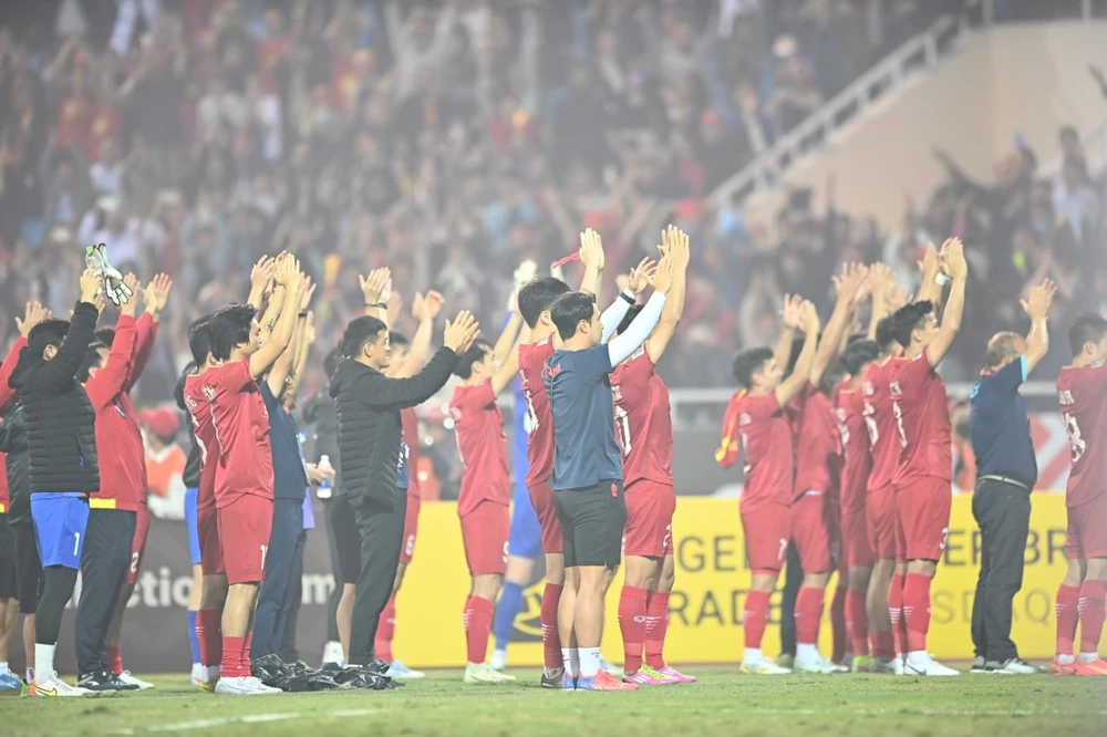 Các cầu thủ Việt Nam cám ơn người hâm mộ cổ vũ. ẢNH: HẢI THỊNH