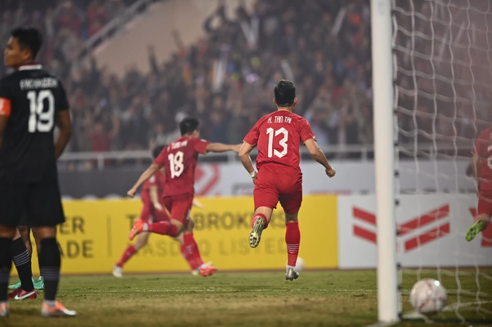 Tiến Linh đánh đầu ghi bàn và ăn mừng bàn thắng. ẢNH: HẢI THỊNH