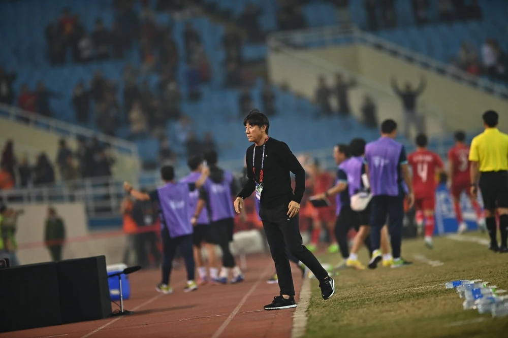 HLV Shin Tae-yong thất vọng sau khi đội nhà nhận bàn thua sớm. ẢNH: HẢI THỊNH