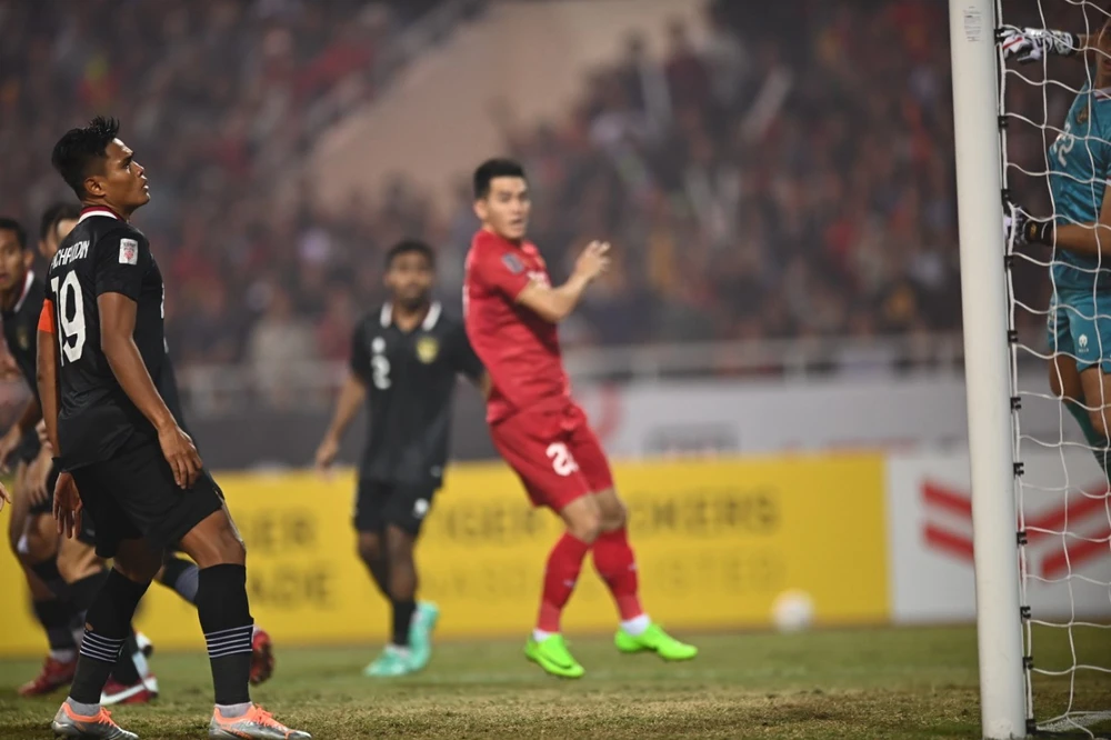 Cú lắc đầu ghi bàn thứ hai của Tiến Linh. ẢNH: HẢI THỊNH