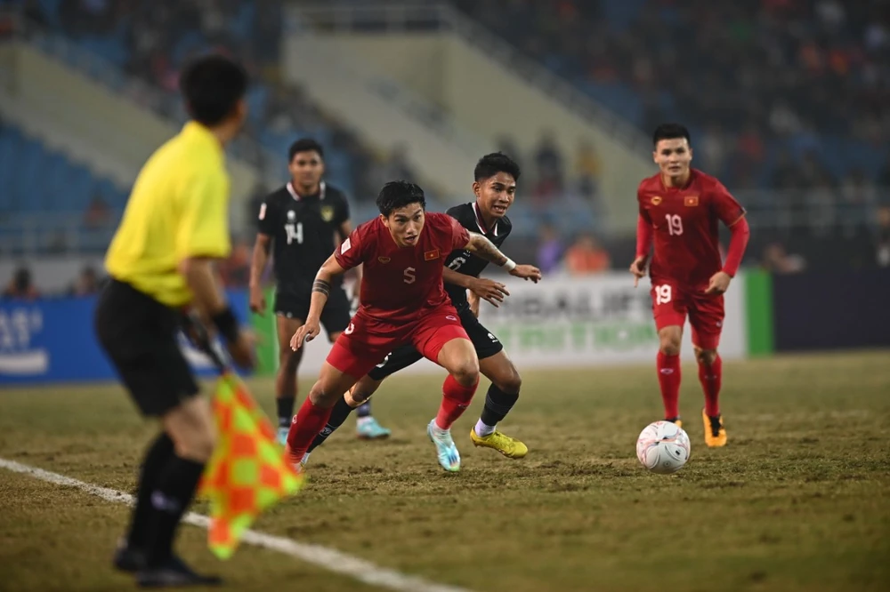 Văn Hậu là mục tiêu của các cầu thủ Indonesia. ẢNH: HẢI THỊNH Văn Hậu là mục tiêu của các cầu thủ Indonesia. ẢNH: HẢI THỊNH