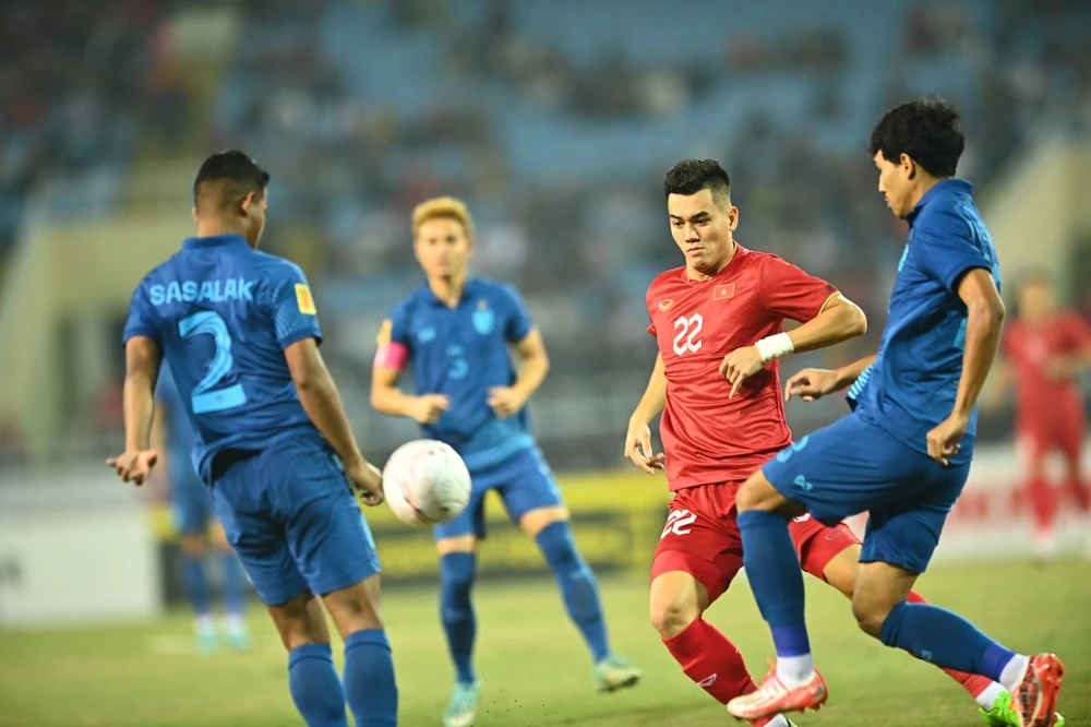 Tiến Linh đối đầu với các cầu thủ Thái Lan. ẢNH: HẢI THỊNH