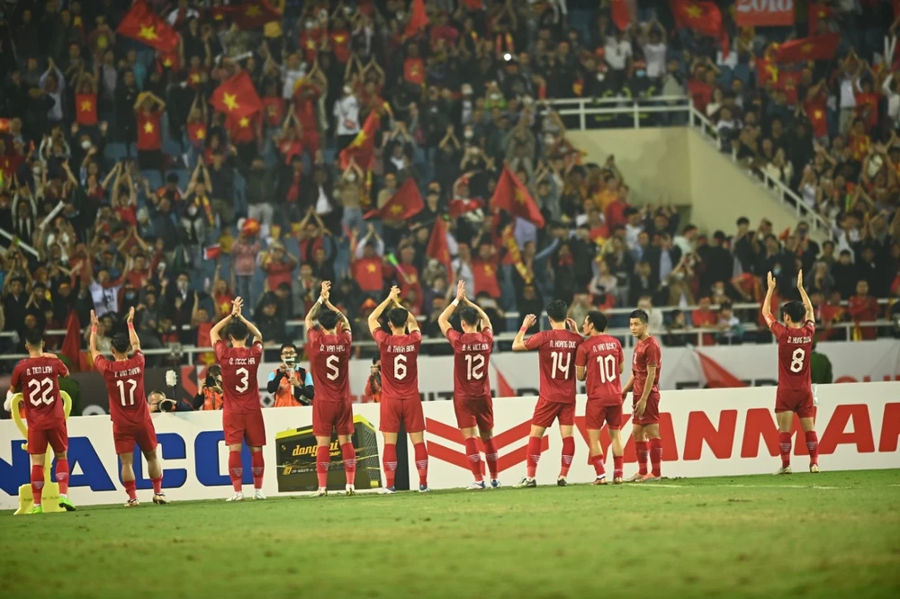 Các cầu thủ Việt Nam tri ân người hâm mộ đến sân Mỹ Đình cổ vũ. ẢNH: HẢI THỊNH