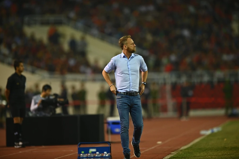 Polking chỉ đạo các cầu thủ Thái Lan trên sân Mỹ Đình trong trận chung kết lượt đi AFF Cup 2022. ẢNH: HẢI THỊNH